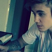 Justin Bieber : il enregistre une chanson sans brancher son casque (Photo buzz)