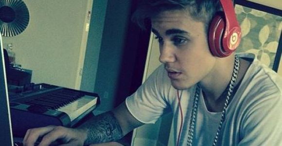 Justin Bieber : il enregistre une chanson sans brancher son casque (Photo buzz)