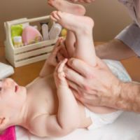 Parité : changer les bébés n'est plus réservé aux femmes à Orly