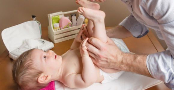 Parité : changer les bébés n'est plus réservé aux femmes à Orly