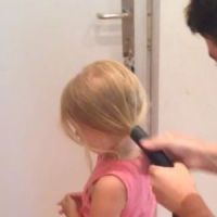 Il attache les cheveux de sa fille avec un aspirateur - vidéo