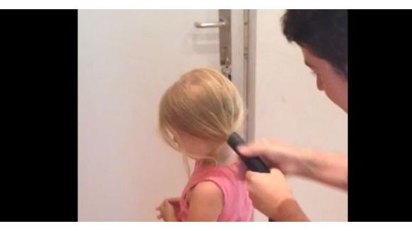 Il attache les cheveux de sa fille avec un aspirateur - vidéo