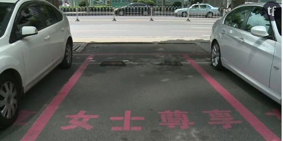 Les places de parking XL réservées aux femmes font polémique en Chine