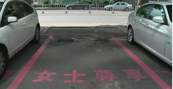 Les places de parking XL réservées aux femmes font polémique en Chine