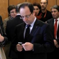 François Hollande serait totalement addict aux SMS 