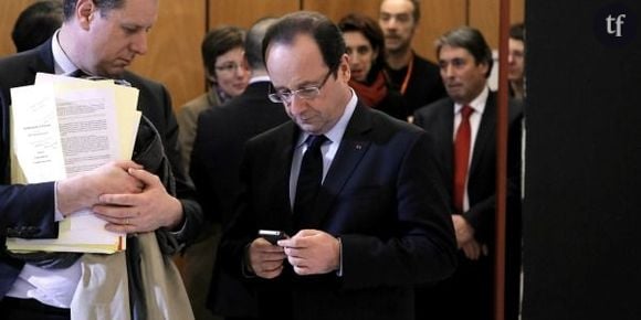 François Hollande serait totalement addict aux SMS