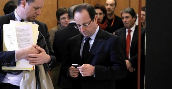 François Hollande serait totalement addict aux SMS 