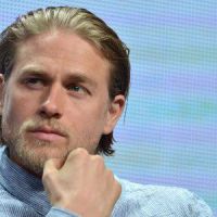 50 Shades of Grey : Charlie Hunnam est fan d'E. L. James