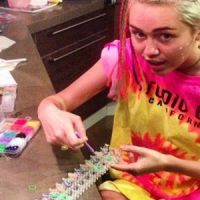 Rainbow looms : Miley Cyrus a succombé aux élastiques qui ont envahi la planète