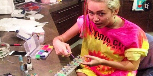 Rainbow looms : Miley Cyrus a succombé aux élastiques qui ont envahi la planète