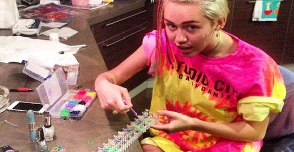 Rainbow looms : Miley Cyrus a succombé aux élastiques qui ont envahi la planète