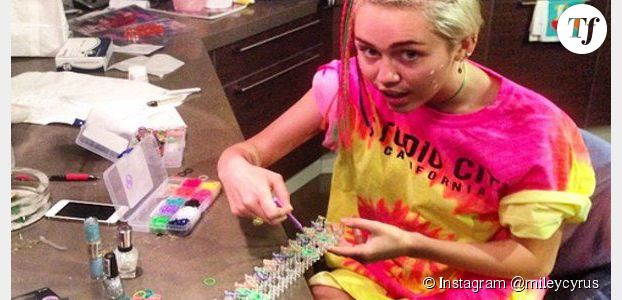 Rainbow looms : Miley Cyrus a succombé aux élastiques qui ont envahi la planète