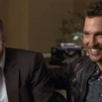 True Detective : Matthew McConaughey et Woody Harrelson commentent leur scène de bagarre - vidéo