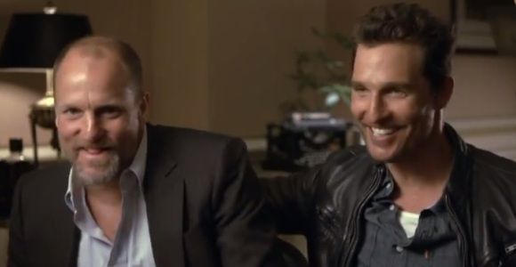 True Detective : Matthew McConaughey et Woody Harrelson commentent leur scène de bagarre - vidéo