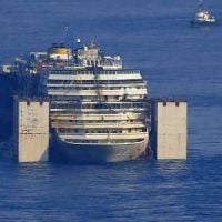 L’épave du Costa Concordia entre dans le port de Gênes - timelapse