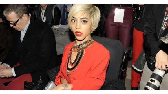 Qui est Jillian Mercado, la mannequin en fauteuil roulant qui révolutionne la mode ?