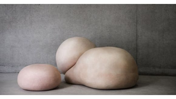 Des meubles en peau humaine (ou presque)