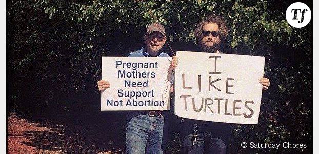 États-Unis : un couple parodie les militants anti-avortement avec des pancartes absurdes