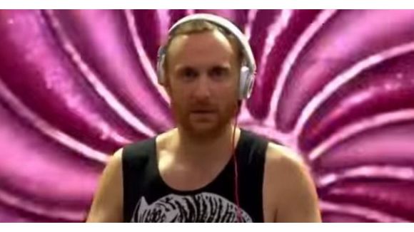 David Guetta: son regard vitreux laisse les internautes perplexes - video