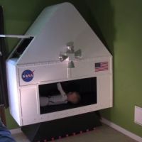 Un papa bricoleur construit un simulateur de la Nasa pour ses deux fils - vidéo