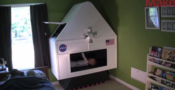 Un papa bricoleur construit un simulateur de la Nasa pour ses deux fils - vidéo