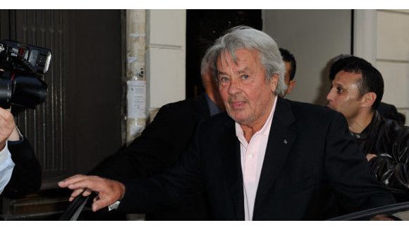 Alain Delon : l'acteur hospitalisé et opéré en urgence
