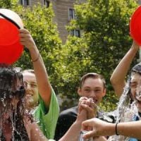 "Ice bucket challenge" : le nouveau défi Facebook pour la bonne cause