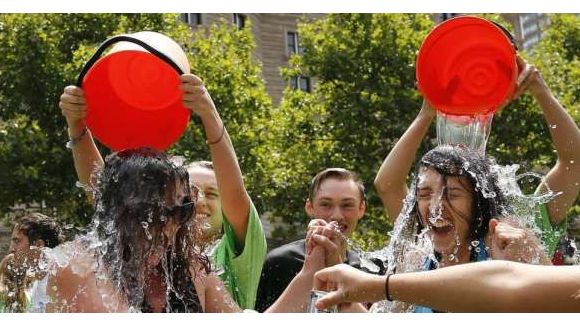 "Ice bucket challenge" : le nouveau défi Facebook pour la bonne cause