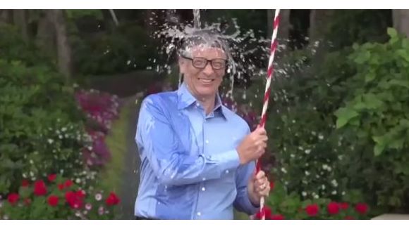Mark Zuckerberg et Bill Gates prennent un seau d’eau glacée sur la tête contre la sclérose - vidéo
