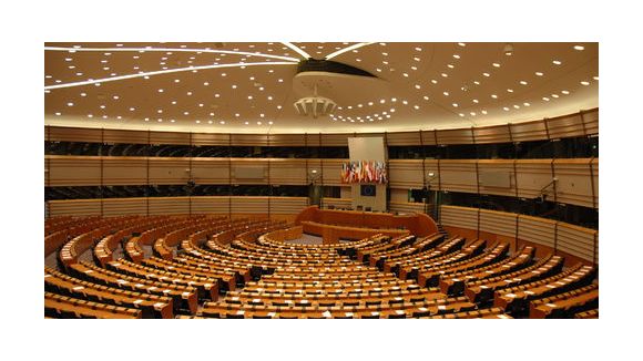 Une députée vient travailler avec son bébé d’un mois