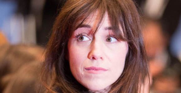 Charlotte Gainsbourg trouve qu'elle a l'air d'une gourde en robe