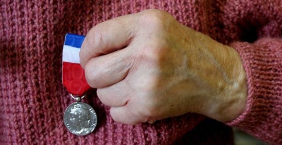 Médaille du travail : comment recevoir cette gratification après 20 années de travail ? 