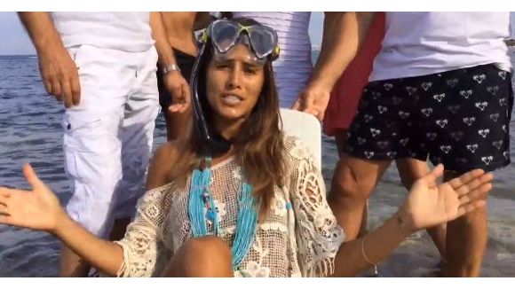 Ice Bucket Challenge : Karine Ferri relève le défi