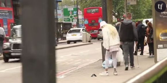 Les réactions étonnantes face à un aveugle qui perd son portefeuille - en vidéo