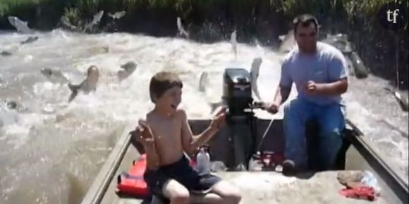 Pêche miraculeuse: des centaines de poissons “attaquent” un bateau - video