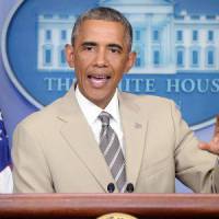 Barack Obama : son costume beige trop grand fait le buzz