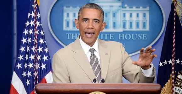 Barack Obama : son costume beige trop grand fait le buzz