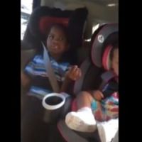 Un enfant furieux contre sa maman parce qu'elle est de nouveau enceinte - vidéo