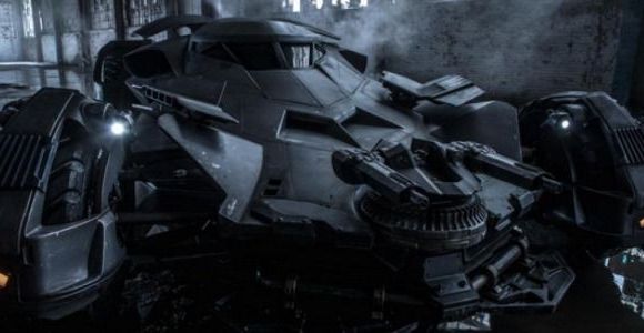 Batman V Superman Dawn of Justice : la photo de la Batmobile