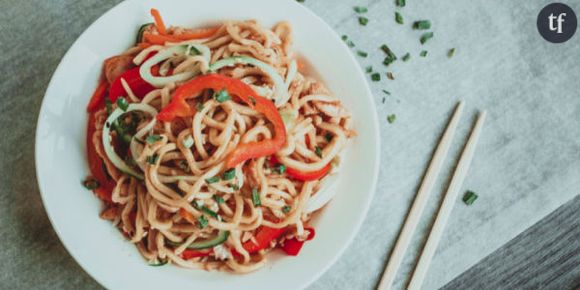 Nouilles chinoises sautées au poulet, on vous explique tout en moins de 3 minutes – Vidéo