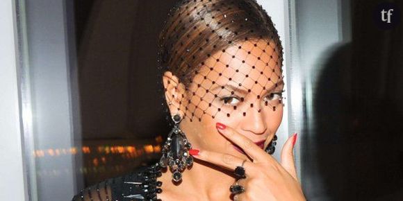 Beyoncé n'est pas enceinte et le prouve avec du champagne