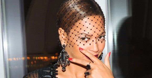Beyoncé n'est pas enceinte et le prouve avec du champagne