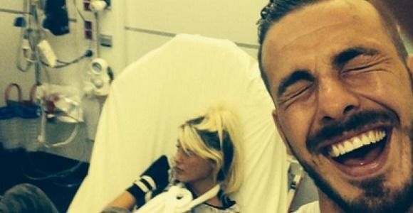 Aurélie Dotremont est à l'hôpital, ce qui fait rire Julien