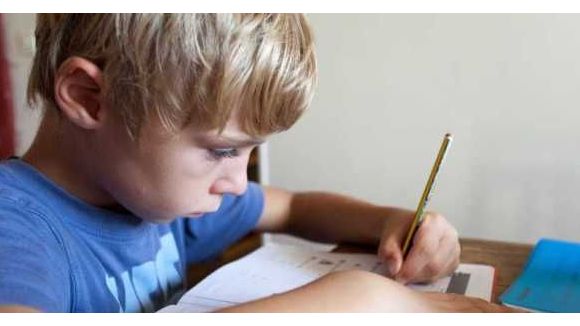 Devoirs à la maison : une source de stress et de dispute pour un tiers des parents 