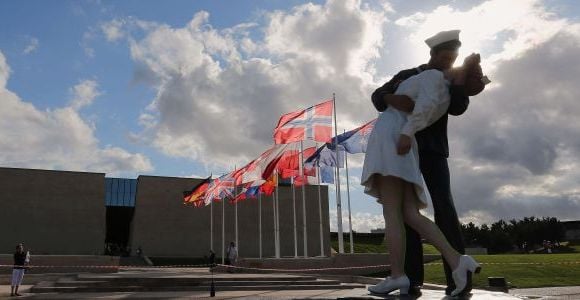 Au Mémorial de Caen, un baiser forcé, érigé en statue, fâche les féministes