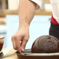 Meilleur pâtissier : Frédéric Bau, recette de sphère au chocolat et adresse du restaurant