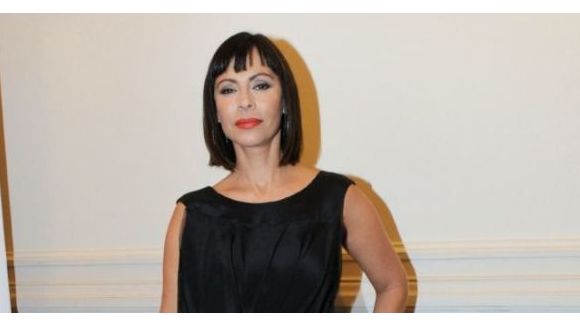 Crossing Lines : Mathilda May trouve Donald Sutherland très charmeur