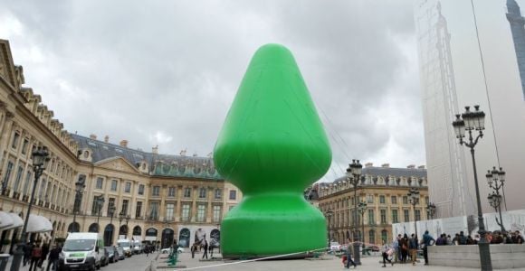 Paris : le “plug anal” place Vendôme vandalisé