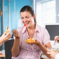 Déjeuner trop souvent au bureau fait grossir