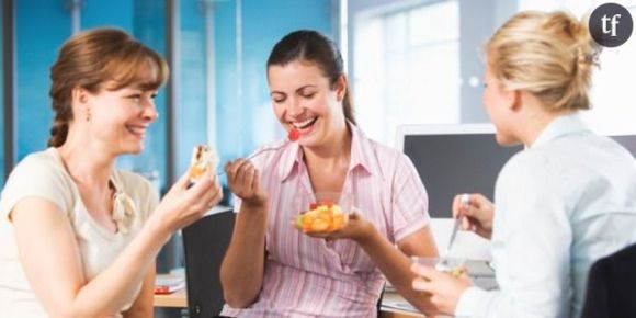 Déjeuner trop souvent au bureau fait grossir